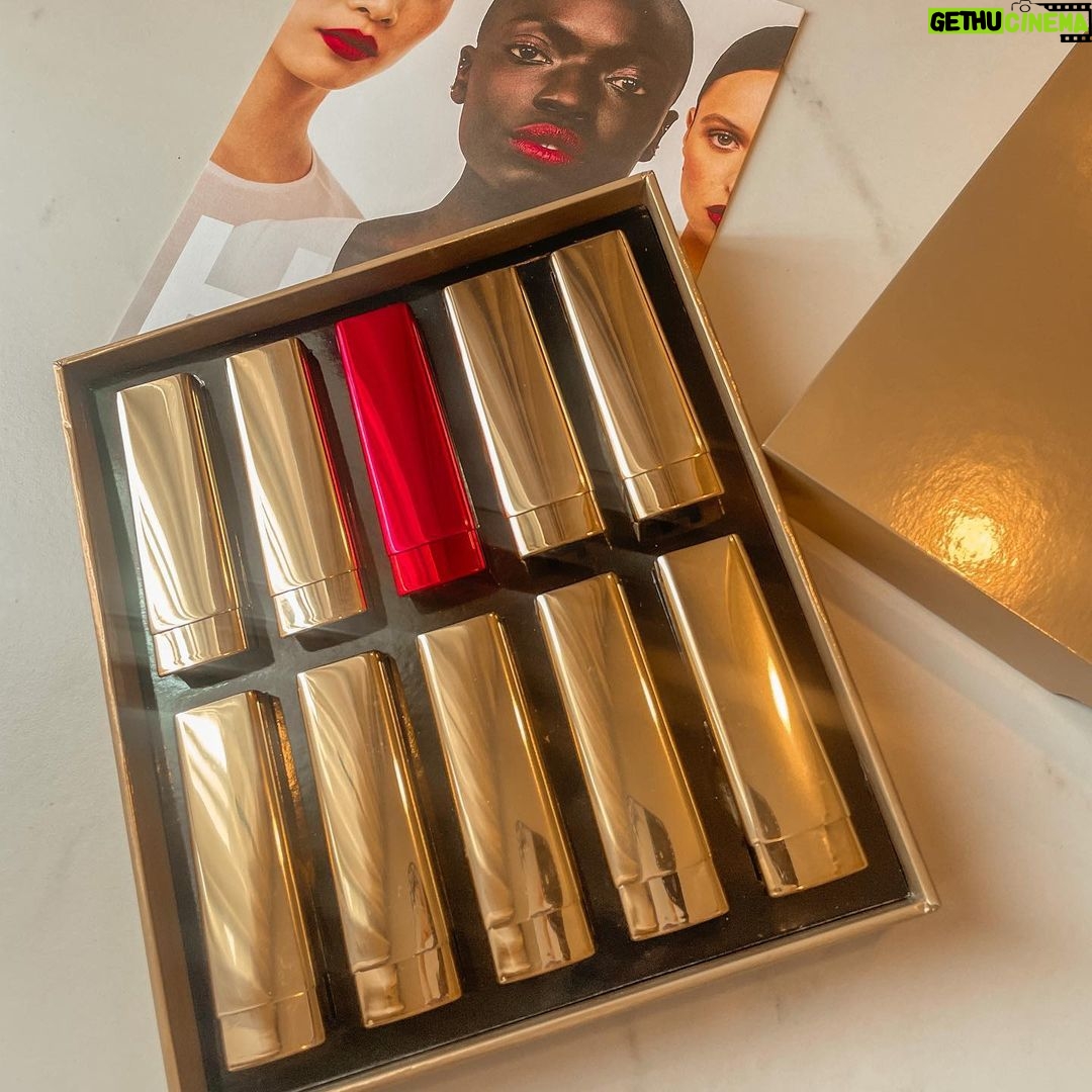 Tisanart Sornsuek Instagram - Hourglass Unlocked Satin Crème Lipstick ลิปสติกใหม่ล่าสุดจากอาวร์กลาสมีให้เลือกถึง 21 เฉด สวยถูกใจแทบทุกเฉด เนื้อสัมผัสก็เนียนนุ่ม ทาง่ายเพียงแค่ครั้งเดียวก็ได้สีที่คมชัด #HourglassCosmeticsThailand #UnlockImpact #UnlockedLipstick @Hourglasscosmetics