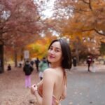 Tisanart Sornsuek Instagram - ครบ1ปีแล้วค่า🎉 ตั้งใจมาเรียนมาใช้ชีวิตจริงๆ ช่วงแรกเรียนอย่างเดียวไม่ทำงานไม่หางานใดๆยังไม่ได้อยากทำ อยากพักมากกว่า😅55555 ว่างก็นั่งรถไปเที่ยวเล่นนู้นนี้หาร้านอาหารร้านขนมกินคนเดียวเรื่อยเปื่อย นัดเพื่อนๆบ้าง 🤪🚃 พอนานๆเข้าผ่านไป6เดือนนิดๆ อยู่บ้านเริ่มเบื่อละ ยิ่งปิดเทอมคือไม่ได้ทำไรเลยนอกจากเที่ยวเล่น เลยลองยื่นresumeร้านเบเกอรี่ดู เพราะยังไงก็ต้องหาที่ฝึกงานหลังเรียนจบอยู่ดี…2วันผ่านไปเค้าเรียกไปเทรนงาน แล้วได้เริ่มทำงานเลย โชคดีมากใกล้บ้านด้วย😇…4เดือนผ่านไปลาออกดีกว่าหญิงจะไม่ทนเพราะหญิงเรียนฉ่ำเหลือเกิน😅ถือเป็นประสบการณ์ที่ดีและก็ไม่ดี55555 กลับไปก็คงคิดถึงเวลาดีๆ และเพื่อนดีๆทั้งคนไทยและต่างชาติ…🤎19/4/24 เมลเบิร์นเมลใจ 1st Anniversary ปล.อิ๊งยังไม่อัปเวลแต่น้ำหนักอัปเรื่อยๆ