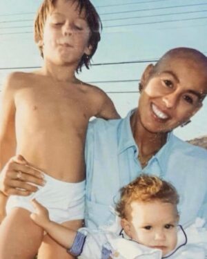 Tita Ureta Instagram - Feliz día a todas las mamás que ya no están, pero nos cuidan desde lejos, a las que viven lejos ❤️💕 hoy les haremos un homenaje en @depaseocl en @mega.tv a les haremos un homenaje a esas mamás a las 18:30 en vivo 
A la mamá que no despertó con el desayuno en la cama. A la mamá que no recibió mensajes de felicidades . A la mamá que materna sola. Que perdió a su mamá o que no tiene una buena relación con ella. A la mamá que pasa su primer día de la madre , siendo mamá autónoma. Te reconozco. Te abrazo. Las felicito hoy y siempre❤️