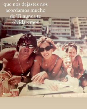 Tita Ureta Instagram - Feliz día a todas las mamás que ya no están, pero nos cuidan desde lejos, a las que viven lejos ❤️💕 hoy les haremos un homenaje en @depaseocl en @mega.tv a les haremos un homenaje a esas mamás a las 18:30 en vivo 
A la mamá que no despertó con el desayuno en la cama. A la mamá que no recibió mensajes de felicidades . A la mamá que materna sola. Que perdió a su mamá o que no tiene una buena relación con ella. A la mamá que pasa su primer día de la madre , siendo mamá autónoma. Te reconozco. Te abrazo. Las felicito hoy y siempre❤️