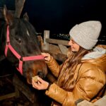 Tita Ureta Instagram - PATAGONIA es… conectar con lo que importa, agradecer, respirar puro, ver colores y aprender de los locales, que saben tanto más que uno. A Angelo le pedimos entrar a su rancho y fue una noche de música y risas inolvidables con su caballo de testigo. Qué lindo es poder llevarse estos momentos para siempre y capturarlos con mi @honor_chile … ya quiero volver ! #HONORMagic6Pro