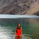 Tita Ureta Instagram - domingo. terapia de vida. gracias por la oportunidad de experimentar esas aguas en tremendo paisaje en medio de nuestra Cordillera de Los Andes. Ojalá todos los chilenos al menos una vez en la vida conozcamos este paraíso, se llama Laguna del Inca. Y estuvimos en vivo en @depaseocl @mega.tv con @rinconsalfate en @skiportillo , ya quiero que caiga nieve y volver !