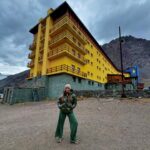 Tita Ureta Instagram - domingo. terapia de vida. gracias por la oportunidad de experimentar esas aguas en tremendo paisaje en medio de nuestra Cordillera de Los Andes. Ojalá todos los chilenos al menos una vez en la vida conozcamos este paraíso, se llama Laguna del Inca. Y estuvimos en vivo en @depaseocl @mega.tv con @rinconsalfate en @skiportillo , ya quiero que caiga nieve y volver !
