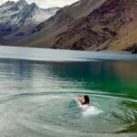 Tita Ureta Instagram - domingo. terapia de vida. gracias por la oportunidad de experimentar esas aguas en tremendo paisaje en medio de nuestra Cordillera de Los Andes. Ojalá todos los chilenos al menos una vez en la vida conozcamos este paraíso, se llama Laguna del Inca. Y estuvimos en vivo en @depaseocl @mega.tv con @rinconsalfate en @skiportillo , ya quiero que caiga nieve y volver !
