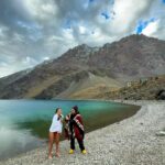 Tita Ureta Instagram - domingo. terapia de vida. gracias por la oportunidad de experimentar esas aguas en tremendo paisaje en medio de nuestra Cordillera de Los Andes. Ojalá todos los chilenos al menos una vez en la vida conozcamos este paraíso, se llama Laguna del Inca. Y estuvimos en vivo en @depaseocl @mega.tv con @rinconsalfate en @skiportillo , ya quiero que caiga nieve y volver !