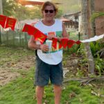 Tita Ureta Instagram - La vida y la muerte. Hoy fue un día especial, amanecí con la muerte de mi amigo. Pero, sabía que tenía que despertar a mi papá con la mejor sonrisa para agradecerle por celebrar conmigo sus 79 años, por estar vivo un año más, ya casi llegando a los 80. Feliz cumpleaños papá. Gracias por tanto. Que frágil es la vida. Hay que parar, agradecer y disfrutar más que nunca a los que están con uno. Llamarte todos los días, darte las buenas noches, es lo más lindo que he aprendido, y que bien nos hace. Vamos por otro año más, juntos y en familia ❤️ y si, #bibalabida con b larga para que la vida, sea más larga @emeteriouretacastro