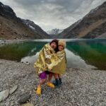Tita Ureta Instagram - domingo. terapia de vida. gracias por la oportunidad de experimentar esas aguas en tremendo paisaje en medio de nuestra Cordillera de Los Andes. Ojalá todos los chilenos al menos una vez en la vida conozcamos este paraíso, se llama Laguna del Inca. Y estuvimos en vivo en @depaseocl @mega.tv con @rinconsalfate en @skiportillo , ya quiero que caiga nieve y volver !