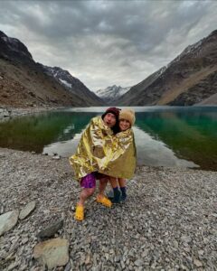 Tita Ureta Instagram - domingo. terapia de vida. gracias por la oportunidad de experimentar esas aguas en tremendo paisaje en medio de nuestra Cordillera de Los Andes. Ojalá todos los chilenos al menos una vez en la vida conozcamos este paraíso, se llama Laguna del Inca. Y estuvimos en vivo en @depaseocl @mega.tv con @rinconsalfate en @skiportillo , ya quiero que caiga nieve y volver !