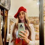 Tita Ureta Instagram - PATAGONIA es… conectar con lo que importa, agradecer, respirar puro, ver colores y aprender de los locales, que saben tanto más que uno. A Angelo le pedimos entrar a su rancho y fue una noche de música y risas inolvidables con su caballo de testigo. Qué lindo es poder llevarse estos momentos para siempre y capturarlos con mi @honor_chile … ya quiero volver ! #HONORMagic6Pro