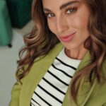 Tita Ureta Instagram - Muchas caras, lindos momentos. Un backstage de mi trabajo, donde aprendo y crezco cada día de tremendos equipos y personas talentosas 💚🩵 ahh y todas estas fotos las tomé con efecto bokeh, fondo desenfocado. lindo domingo @honor_chile #HONORMagic6Pro