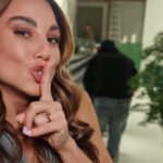 Tita Ureta Instagram - Muchas caras, lindos momentos. Un backstage de mi trabajo, donde aprendo y crezco cada día de tremendos equipos y personas talentosas 💚🩵 ahh y todas estas fotos las tomé con efecto bokeh, fondo desenfocado. lindo domingo @honor_chile #HONORMagic6Pro