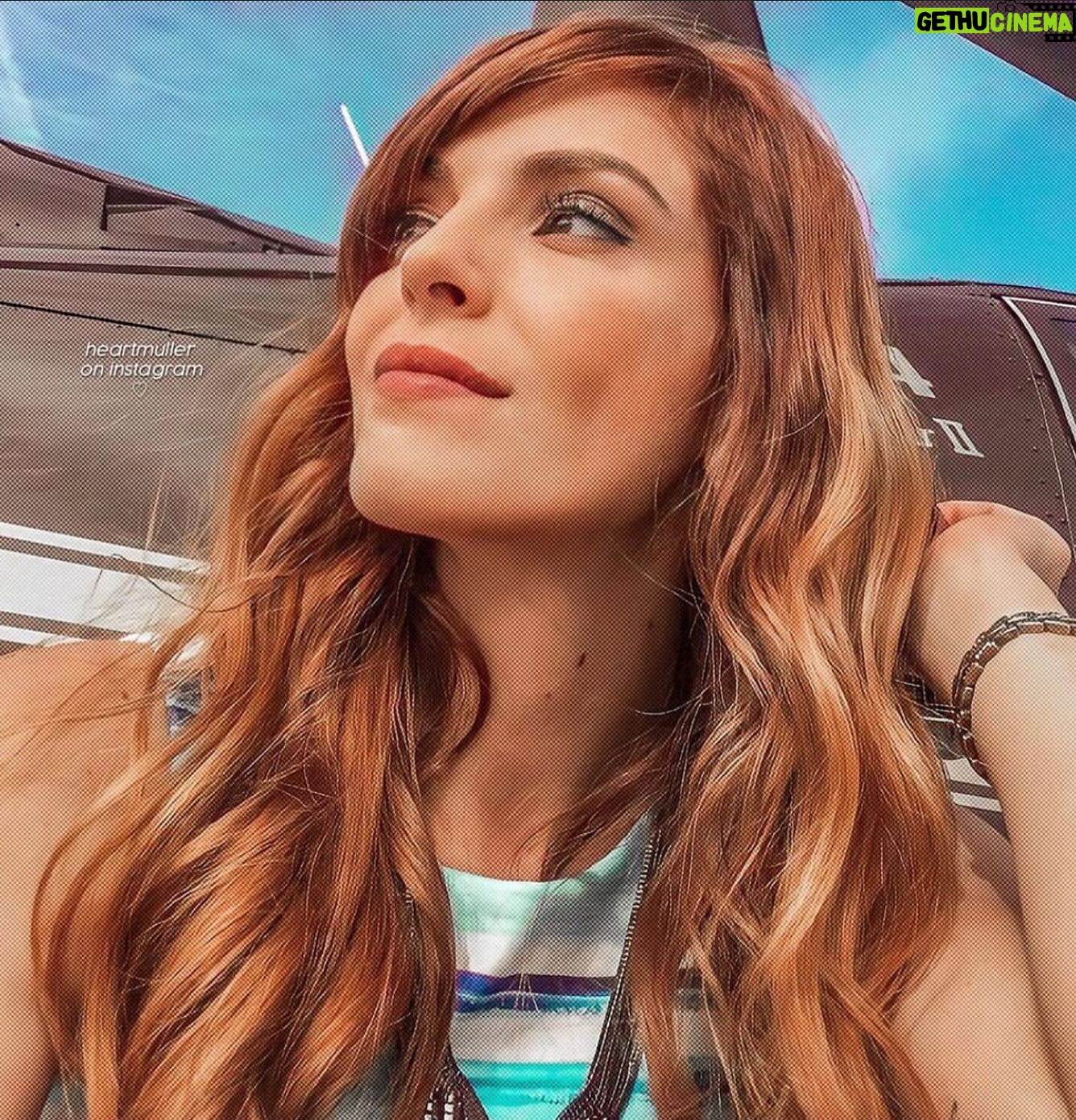 Titi Müller Instagram - Um #tbt bem linda do dia em que gravei dando piruetas e rasantes em Lisboa de helicóptero e vomitei no meio da gravação 🧚♀️ Vocês votaram e semana que vem tem #tbtretas de viagem em Istambul. Toma um vonauzinho e vamo junto!