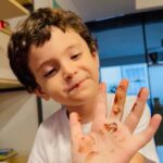 Titi Müller Instagram - Benjamin Baxter descobre o maior dos prazeres mundanos aos 3 anos, 8 meses e 1 dia. Primeiro pedaço de chocolate seguido de um “nossa… que gostoso!” Avós e dindos, podem entrar 😋 Ps: não tinha provado ainda por motivos de não quis. Com quantos anos você comeu açúcar refinado? E como é a sua relação com doces hoje em dia?