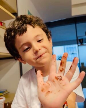 Titi Müller Instagram - Benjamin Baxter descobre o maior dos prazeres mundanos aos 3 anos, 8 meses e 1 dia. Primeiro pedaço de chocolate seguido de um “nossa… que gostoso!” 
Avós e dindos, podem entrar 😋

Ps: não tinha provado ainda por motivos de não quis. Com quantos anos você comeu açúcar refinado? E como é a sua relação com doces hoje em dia?