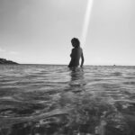 Titi Müller Instagram - É dia dois de fevereiro Quando na beira da praia Eu vou me abençoar O que ela canta? Por que ela chora? Só canta cantiga bonita Chora quando fica aflita Se você chorar