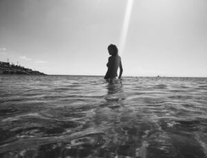 Titi Müller Instagram - É dia dois de fevereiro
Quando na beira da praia
Eu vou me abençoar
O que ela canta?
Por que ela chora?
Só canta cantiga bonita
Chora quando fica aflita
Se você chorar
