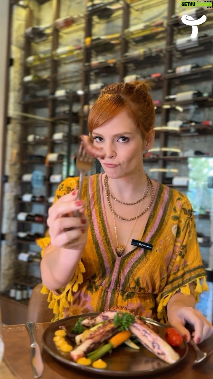 Titi Müller Instagram - Que o Tauá tem, para além de muita diversão, uma gastronomia diversificada você já sabe, certo? 😋 E, desde o ano passado, você pode fazer uma viagem gastronômica pelos sabores da Itália em nossos resorts de Atibaia e Alexânia. Além de um polvo de comer de colher que derrete na boca e pratos com sabores únicos, você pode harmonizar seu jantar com uma seleção de vinhos exclusiva. 🐙🍷 A @titimuller_ conheceu a unidade do Tauá Atibaia e matou a saudade dos sabores italianos experimentando os melhores pratos da casa e veio contar para você sobre sua experiência. Deu para sentir que ela amou, né? Ficou com vontade de visitar o velho mundo sem pegar um avião? O Tauá te aguarda! 🌎
