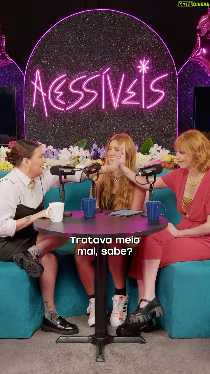 Titi Müller Instagram - O Datena participou do Pânico na Jovem Pan, na época em que a Amanda fazia parte do programa, e ficou super incomodado quando ela perguntou porque ele sempre xingava e tratava as pessoas mal. A @amandaramalho contou pra gente como foi trabalhar durante 15 anos em um dos programas de rádio mais populares do Brasil, ela começou quando tinha apenas 16 anos com muita autenticidade e dando várias pistoladas ao vivo, e era uma das únicas vozes femininas que não era sexualizada e fetichizada no programa. Esse papo completo tá disponível nos nossos canais oficiais, o link tá na bio pra você assistir ou ouvir! 🩷