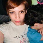 Titi Müller Instagram - Toda a vez que alguém pede uma camiseta aqui em casa, ofereço um vasto cardápio de pautas. Temos camisetas de: - puérperas exaustas - mãe que reclama mas faz - mãe que goza - mãe solo trabalhadeira - mãe disciplina positiva - orgulho bi - enaltecendo as gay - brindando o anticapacitismo - pistolando contra o patriarcado (5 unidades em diferentes temas) - chamando Anitta e suas variações - Fezendoele e suas variações Essa é uma relíquia da safra de 2016, produzida pela @de_araque após Não Passarão’s Day no Lollapalooza, aka o dia em que chamei um dj machista e babaca de machista e babaca. Aqui, militante descansa sim, mas é na base do textão 🗣️ Em breve no @aldeiaporbeatrizmonti teremos algo que vai passar a mensagem de uma mãe solo amorosa atípica bissexual cansada tarada e furiosa contra esse sistema podre. Aceitamos sugestões de frases 🔥