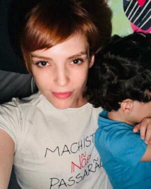 Titi Müller Instagram - Toda a vez que alguém pede uma camiseta aqui em casa, ofereço um vasto cardápio de pautas. Temos camisetas de:
- puérperas exaustas
- mãe que reclama mas faz
- mãe que goza
- mãe solo trabalhadeira
- mãe disciplina positiva 
- orgulho bi 
- enaltecendo as gay
- brindando o anticapacitismo 
- pistolando contra o patriarcado (5 unidades em diferentes temas)
- chamando Anitta e suas variações 
- Fezendoele e suas variações 

Essa é uma relíquia da safra de 2016, produzida pela @de_araque após Não Passarão’s Day no Lollapalooza, aka o dia em que chamei um dj machista e babaca de machista e babaca. 
Aqui, militante descansa sim, mas é na base do textão 🗣️

Em breve no @aldeiaporbeatrizmonti teremos algo que vai passar a mensagem de uma mãe solo amorosa atípica bissexual cansada tarada e furiosa contra esse sistema podre. Aceitamos sugestões de frases 🔥