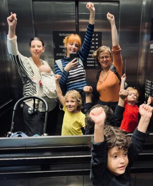 Titi Müller Instagram - Quem sobreviveu a mais um janeirão de férias levanta a mão 🙋‍♀️ e vamos de nova adaptação escolar porque só acaba quando termina (nunca) weeehooo 🎉🎉🎉