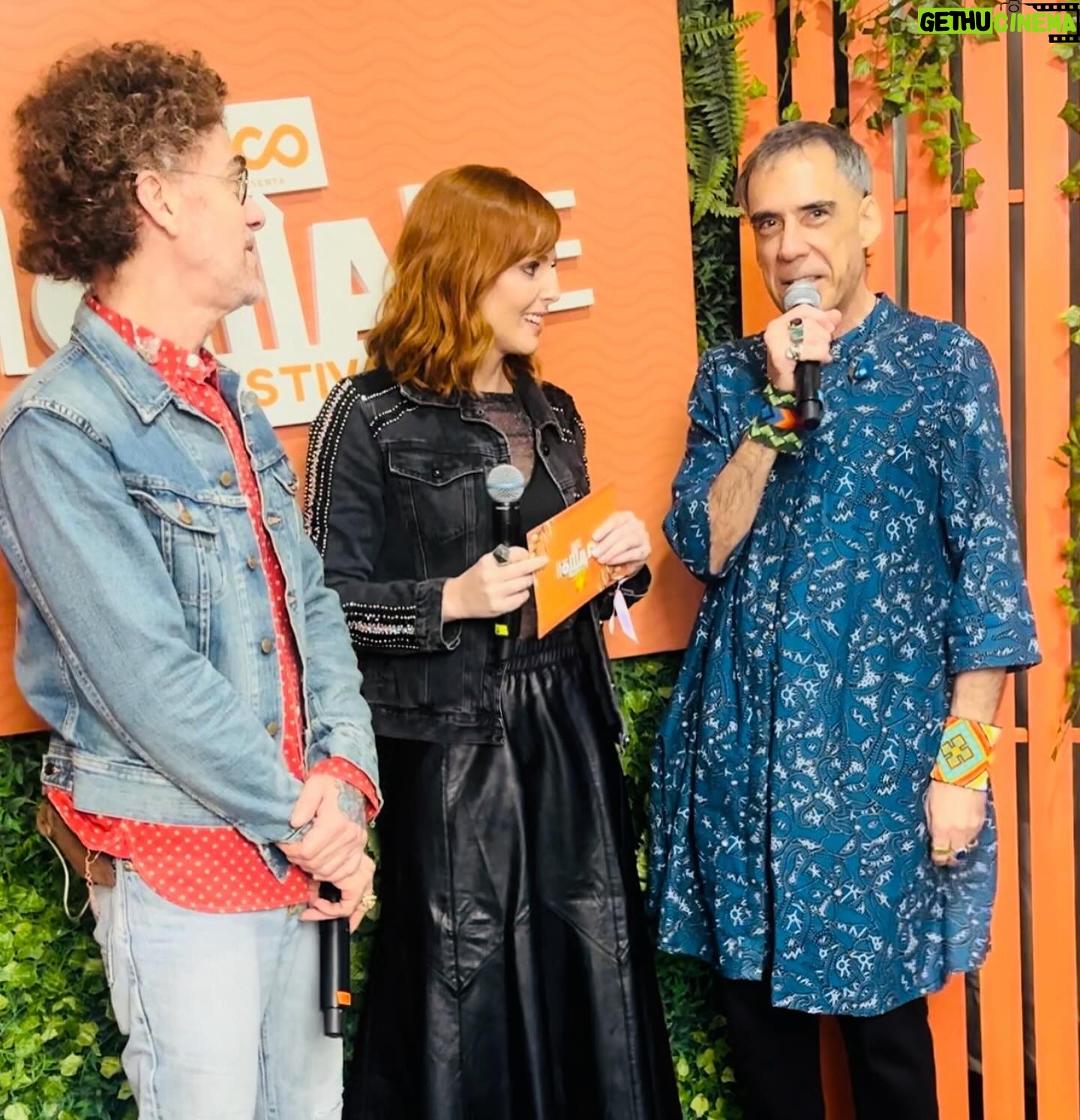 Titi Müller Instagram - Carrossel mais lindo com a quinta edição do #mundonomade que rolou esse final de semana. Que honra e privilégio poder apresentar mais um ano esse festival que mora no meu coração. Obrigada todos os artistas maravilhosos que passaram pelo nosso estúdio e quem acompanhou a nossa transmissão! Até ano que vem 🙌❤️