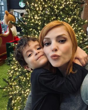 Titi Müller Instagram - Mamãe Grinch e seu ajudante passando pra desejar uma noite leve e gostosa pra vocês ✨