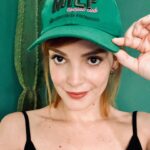 Titi Müller Instagram - Quem aí segundou cansada & sobrecarregata levanta a mão! Cata essa collab com a maravilhosa @beatrizmonti e vai lá no @aldeiaporbeatrizmonti adquirir o boné do nosso squad 💥