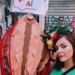 Titi Müller Instagram - Vamos de retrospectiva melhores momentos de carnavais passados que eu não lembro direito mas estão no rolo de câmera então economizam disposição & empenho para alimentar o feed em um ano em que o espírito carnavalesco não tá vindo nem com mesa branca 🎉 🎉🎉 êeee Estandarte perfeito @nathaliacordazzo e @sophiacordazzo 🎯