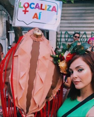Titi Müller Instagram - Vamos de retrospectiva melhores momentos de carnavais passados que eu não lembro direito mas estão no rolo de câmera então economizam disposição & empenho para alimentar o feed em um ano em que o espírito carnavalesco não tá vindo nem com mesa branca 🎉 🎉🎉 êeee 

Estandarte perfeito @nathaliacordazzo e @sophiacordazzo 🎯