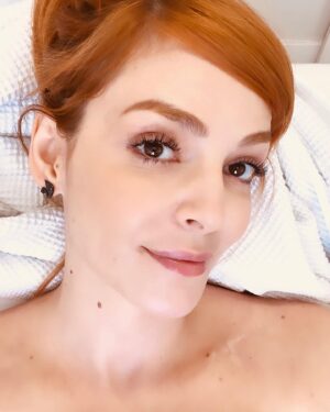 Titi Müller Instagram - Qual a chance de ter uma fratura exposta com o formato da primeira letra do seu nome? 🥰 O que vcs acham de completar com iti? Outra palavra com T?
Opinem
