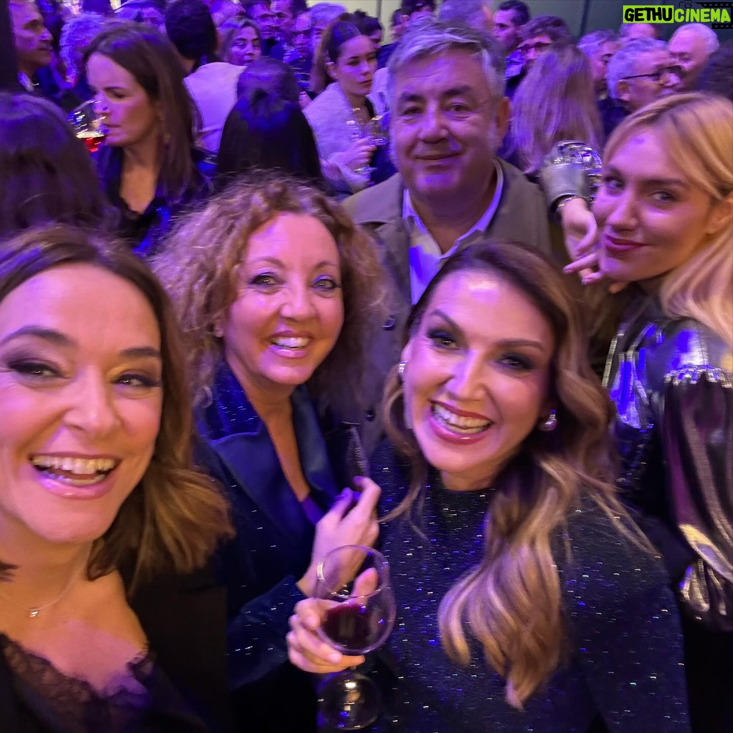 Toñi Moreno Instagram - Una noche inolvidable para la familia de @gentemaravillosa_tv @canalsurradiotv. Premios Irís !!!! Gracias a @academiadetv por reconocer nuestro trabajo. Estilismo @almudenaruizstylist @eneandeco__concept