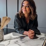 Toñi Moreno Instagram – He decidido preparar la casa de Sanlúcar para este verano. 
Os comparto un poco del proceso para empezar la reforma, es el equipo de @kouchyboule los que se encargarán de todo.
Así ha sido la primera visita, donde hemos decidido los materiales y diseño de los baños. 
Tengo dudas de algunas cosas, y os iré pidiendo ayuda.