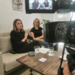Toñi Moreno Instagram – Hoy es uno de esos días en los que recuerdo por qué quise dedicarme a esto del periodismo.  He podido entrevistar a Alina, la madre de las dos niñas asesinadas por su padre la semana pasada en Almería,  y me ha dejado sin palabras su fortaleza, aunque me martillean muchas preguntas;. ¿Como pudimos dejar que un maltratador  con una orden de alejamiento viera a sus hijas fuera de un punto de encuentro?  Esa decisión no la puede tomar una mujer maltratada. Alina, no quiere que le ayude un psicólogo a pasar el duelo, solo quiere estar sola con su pena , y todo lo que digamos ahora le sirve de bien poco. Lo ha perdido todo y no tiene nada por lo que luchar. Le deseo que encuentre la paz que necesita para seguir viviendo. He conocido hoy a una madre extraordinaria.