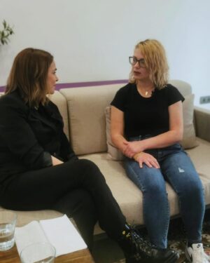 Toñi Moreno Instagram - Hoy es uno de esos días en los que recuerdo por qué quise dedicarme a esto del periodismo.  He podido entrevistar a Alina, la madre de las dos niñas asesinadas por su padre la semana pasada en Almería,  y me ha dejado sin palabras su fortaleza, aunque me martillean muchas preguntas;. ¿Como pudimos dejar que un maltratador  con una orden de alejamiento viera a sus hijas fuera de un punto de encuentro?  Esa decisión no la puede tomar una mujer maltratada. Alina, no quiere que le ayude un psicólogo a pasar el duelo, solo quiere estar sola con su pena , y todo lo que digamos ahora le sirve de bien poco. Lo ha perdido todo y no tiene nada por lo que luchar. Le deseo que encuentre la paz que necesita para seguir viviendo. He conocido hoy a una madre extraordinaria.