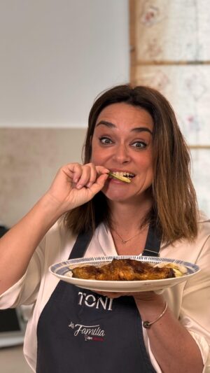 Toñi Moreno Instagram - Este pollo a la cerveza 🍗🍗🍺🍺 es una de mis recetas favoritas, fácil y económica, y además con la que entré al en el concurso de la tele.

Ingredientes:

🍗 Muslitos de pollo.
🍺 Cerveza al gusto, yo le he puesto Ramblers Tostada
🧅 3 cebollas.
🧂 Aceite sal y especias al gusto, yo usé ajo, pimienta y orégano.

Cómo tenéis que hacerlas:

1. Primero marinas el pollo con las especias  y lo dejas unos 20 minutos aprox para que coja el sabor.
2. Después lo sellas bien doradito en la sartén y reservas.
3. Ahora cortamos las cebollas en brunoise, que es picada muy chiquitita, y las mochamos en la sartén.
4. Cuando estén pochadas, añades los muslitos y una lata entera de cerveza.
5. Dejas cocinar hasta que la cerveza se evapore y ya lo tienes.
6. Yo me lo he hecho con un carpaccio de champiñón y calabacín cortados en láminas finas y aliñados con un chorizo de aceite, pimienta y sal.

Fácil, económico y rico… Anímate y prueba tú también. Ah, y aprovecha las ofertas de las tiendas @dia_esp