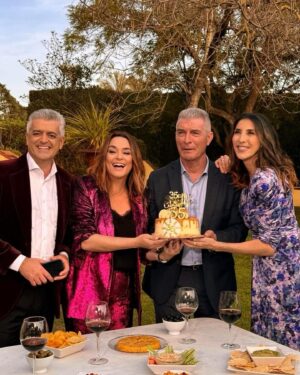 Toñi Moreno Instagram - Esta noche os espero en el Especial 35 Aniversario de @canalsurradiotv . Una vida. Una vida con compañeros impresionantes.