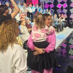 Toñi Moreno Instagram – Sin quitarse la falda de baile ni los tacones, se ha venido a ver trabajar a su madre. Ese abrazo me ha resucitado. Cada día doy las gracias por la suerte que tengo. @gentemaravillosa_tv @canalsurradiotv #gentemaravillosa #lola #madressolteras 📸 @fanigordillo