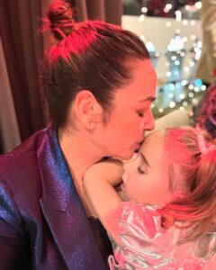 Toñi Moreno Instagram - Sin filtros. Mi noche de fin de año. Se acabó a las diez jajajajajaj. Tan a gusto mi niña. Feliz 2024. Os quiero !!!