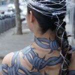 Toñi Moreno Instagram – ¡Hola gente maravillosa! ¿Os acordáis del misterio de las personas maquilladas caminando por las calles de Madrid? ¡Os cuento! Todo era una campaña de concienciación de @boehringeres sobre la #psoriasis pustulosa generalizada (PPG). Puede que no hayáis escuchado hablar de ella, es una enfermedad dermatológica crónica y rara que afecta a 13 personas por millón en España.

La PPG se manifiesta en brotes de pústulas (pequeñas ampollas de pus no infecciosas) que aparecen de forma repentina y afectan al día a día de las personas que la padecen no solo física, sino también emocionalmente. Es por eso por lo que estas dos personas han querido poner el foco en este dolor físico y el aislamiento que pueden sentir. Os invito a que entréis en el perfil de @boehringeres para conocer la campaña #PielesQueMarcan y saber más sobre los síntomas de la PPG. #ad