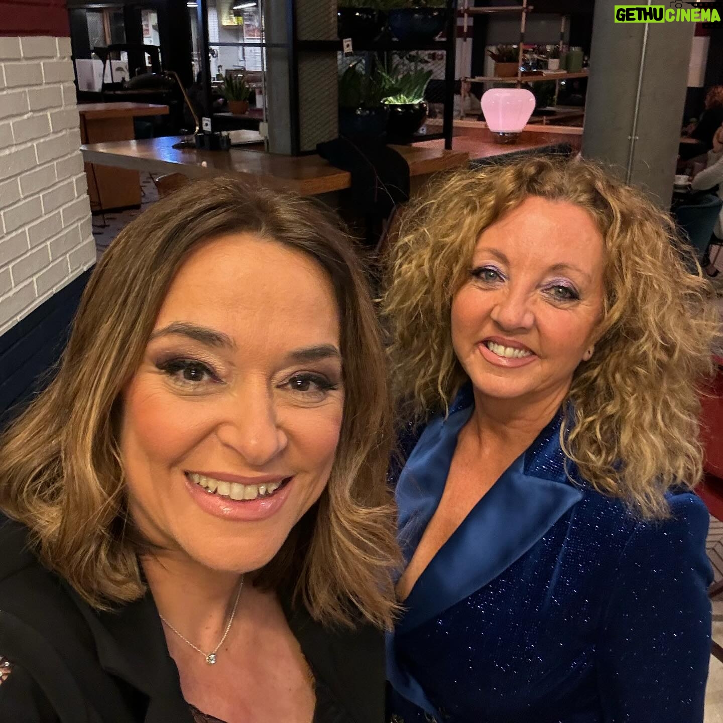 Toñi Moreno Instagram - Una noche inolvidable para la familia de @gentemaravillosa_tv @canalsurradiotv. Premios Irís !!!! Gracias a @academiadetv por reconocer nuestro trabajo. Estilismo @almudenaruizstylist @eneandeco__concept