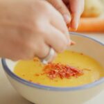 Toñi Moreno Instagram - ¿Te animas a probar la crema de pollo y verduras de Toñi “Cocinera de pacotilla”? Patatas 🥔🥔, zanahorias🥕🥕, puerro y caldo de pollo rico y a buen precio de Al Punto de @dia_esp. Cocer, batir bien y adornar con un poco de jamón tostado en el microondas al estilo de @danielmchef4… o unas semillas tostadas con una pizca de sal en la sartén… ¡Me ha quedado de lujo! #NuevaCalidadDia #HechoenDia