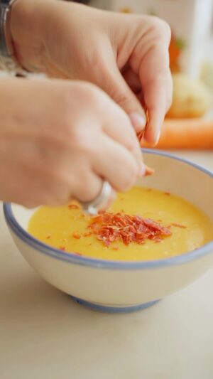 Toñi Moreno Instagram - ¿Te animas a probar la crema de pollo y verduras de Toñi “Cocinera de pacotilla”? Patatas 🥔🥔, zanahorias🥕🥕, puerro y caldo de pollo rico y a buen precio de Al Punto de @dia_esp. Cocer, batir bien y adornar con un poco de jamón tostado en el microondas al estilo de @danielmchef4… o unas semillas tostadas con una pizca de sal en la sartén… ¡Me ha quedado de lujo! #NuevaCalidadDia #HechoenDia