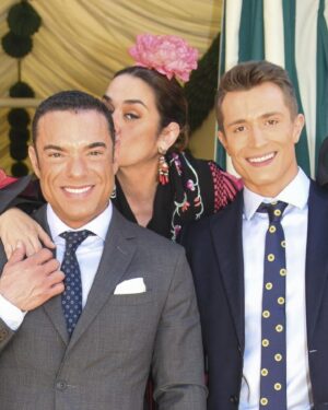 Toñi Moreno Instagram - Gracias a @gtresonline @sandraaladro por unas fotos maravillosas. Fue un día bonito de amigos y risas. #lalola bailó hasta que rompió los zapatos. @antoniorossi_oficial @hugo_fuertes . Los trajes son de @fran_gamez_  te quiero !