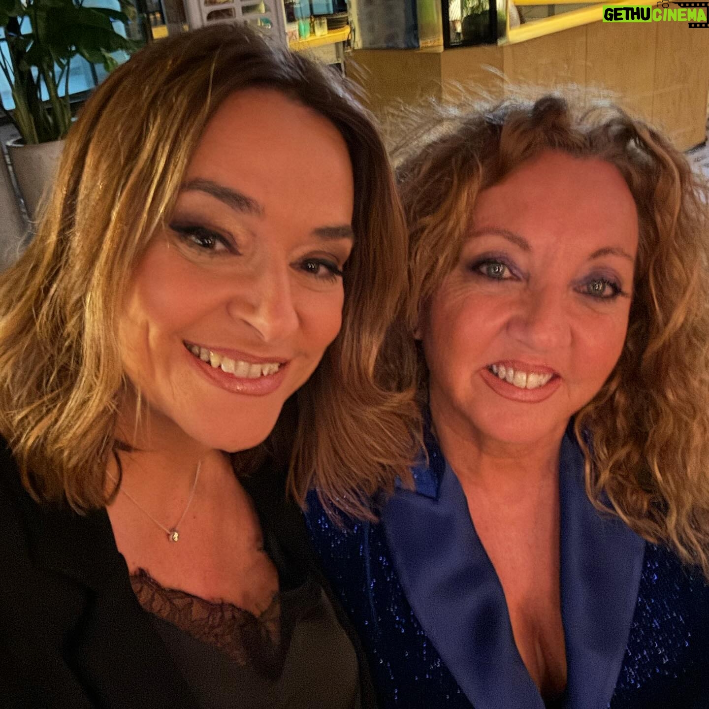 Toñi Moreno Instagram - Una noche inolvidable para la familia de @gentemaravillosa_tv @canalsurradiotv. Premios Irís !!!! Gracias a @academiadetv por reconocer nuestro trabajo. Estilismo @almudenaruizstylist @eneandeco__concept