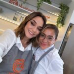 Toñi Moreno Instagram - Siempre es un placer volver a los fogones con ellas. @raquel_merono @buenachegastronomia . Mi receta de la crema catalana en breve en la APP de @masterchef_es