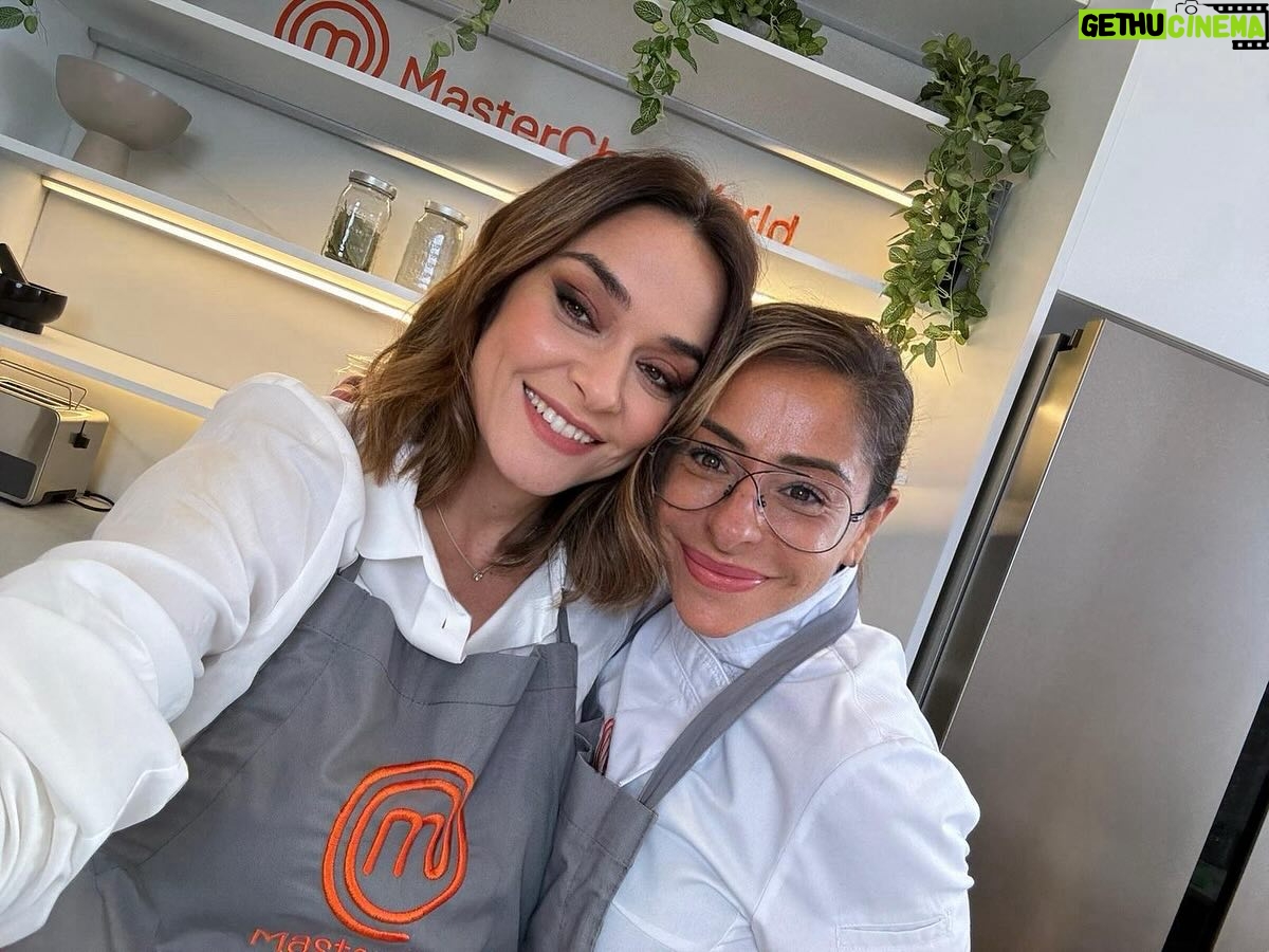Toñi Moreno Instagram - Siempre es un placer volver a los fogones con ellas. @raquel_merono @buenachegastronomia . Mi receta de la crema catalana en breve en la APP de @masterchef_es
