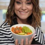 Toñi Moreno Instagram – Poke de Salmón. Esta receta me encanta❤️❤️ y esta semana me lo han puesto fácil en @dia_esp 🛒

Un poco de arroz cocido 🍚, aunque también me lo hago con Quinoa
Zanahoria, pepino y aguacate 🥕🥒🥑
Unos dados de salmón marinados en salsa de soja, y congelado antes de prepararlo.❄️
Y todo bañado con salsa de soja, sésamo y cebollino que a mi me encanta
Lo pones todo en un bol y listo, fácil, ligero y muy muy rico.
¿Tú cómo te lo preparas? 🧐🧐
