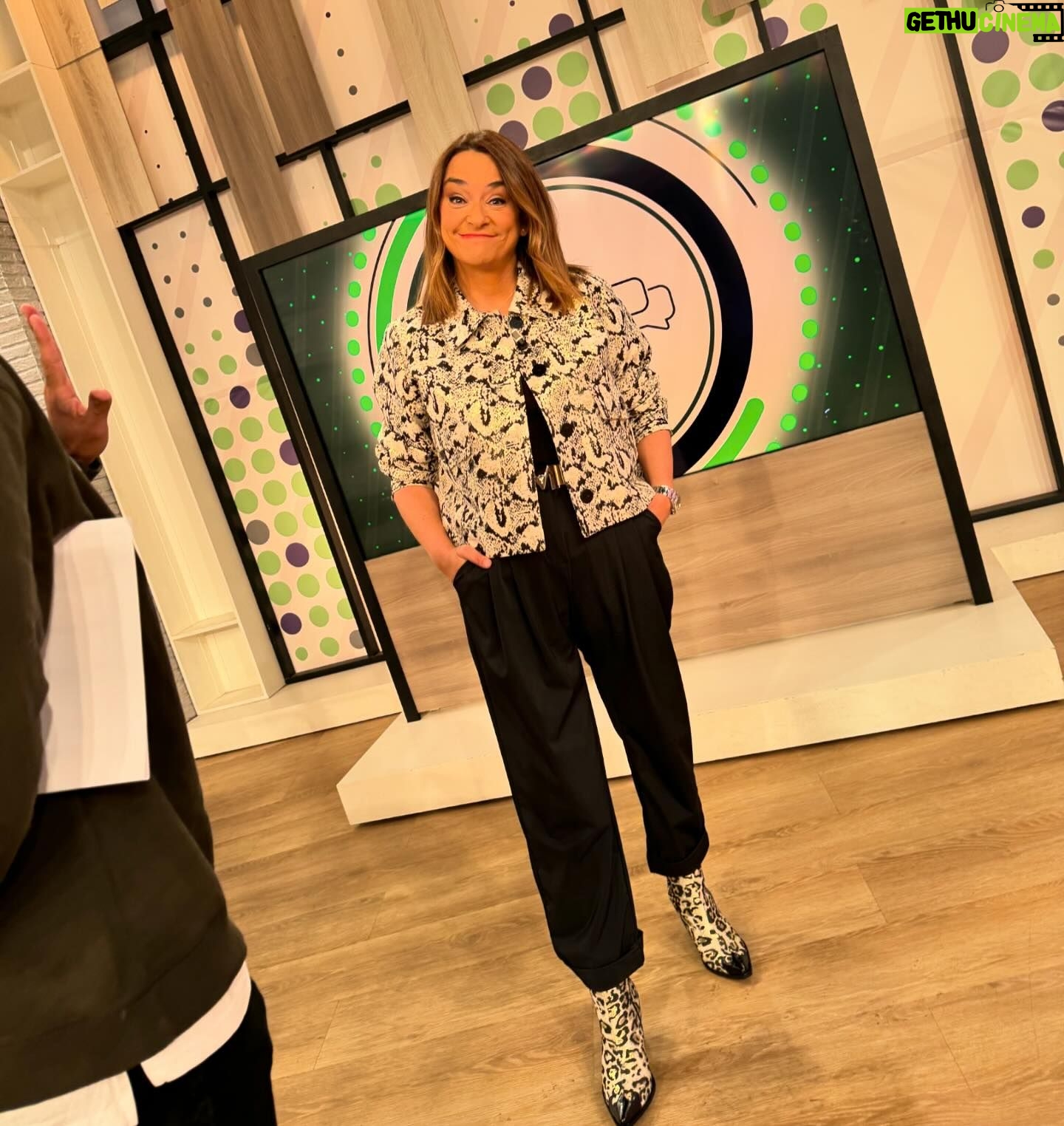Toñi Moreno Instagram - Vamos a defender la alegría !!! Estilismo @lolacasademunt