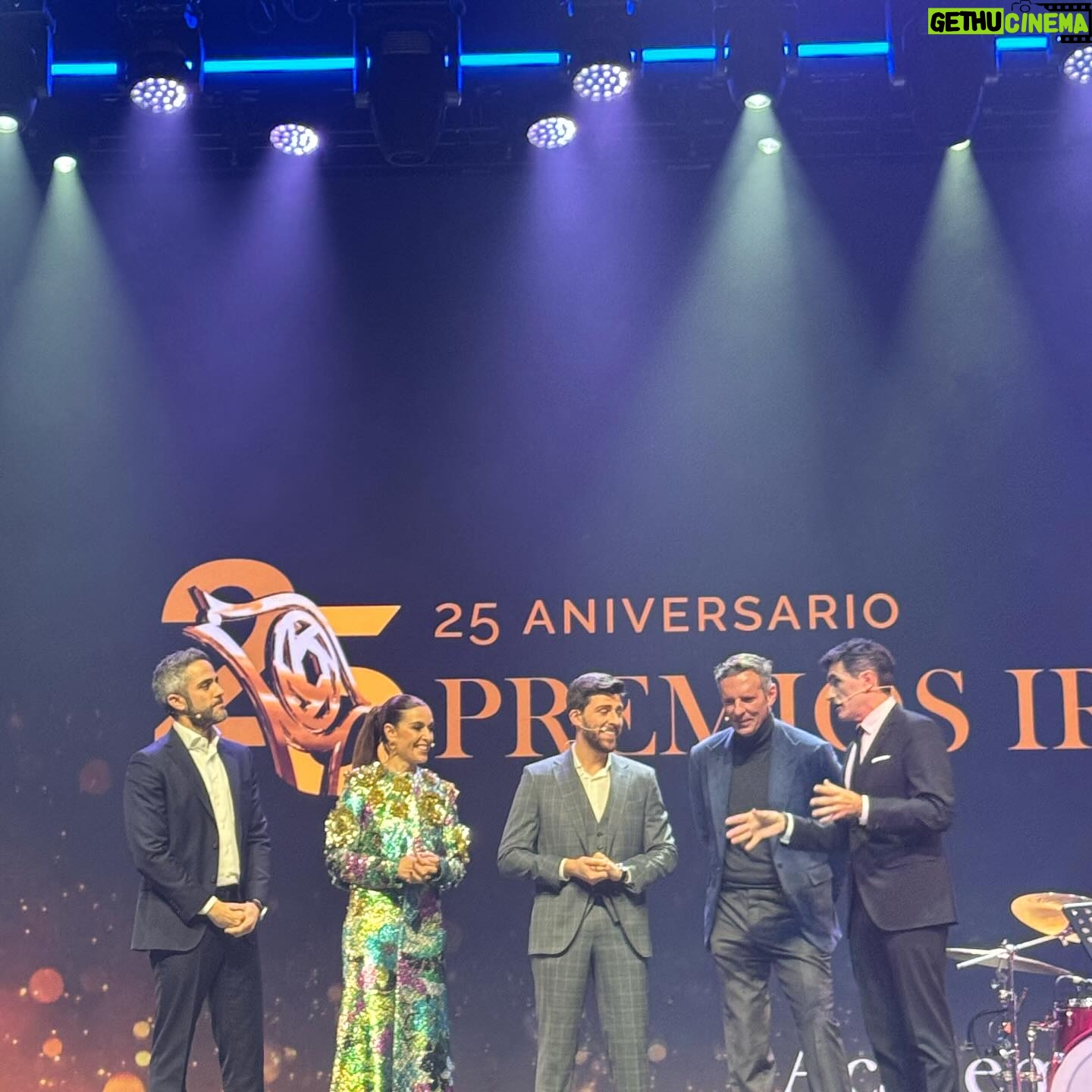 Toñi Moreno Instagram - Una noche inolvidable para la familia de @gentemaravillosa_tv @canalsurradiotv. Premios Irís !!!! Gracias a @academiadetv por reconocer nuestro trabajo. Estilismo @almudenaruizstylist @eneandeco__concept
